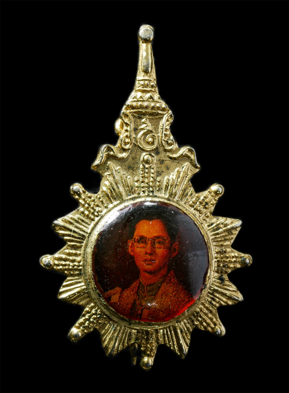 20Jan25 (22)p.jpg - ล็อกเก็ตเข็มกลัด ที่ระลึกในหลวง รัชกาลที่ 9 ร่วมโครงการศูนย์ฝึกอาชีพ. ต.คานหาน อ.อุทัย จ.อยุธยา กะไหล่ทอง ล็อกเก็ตเก่าสวย น่าเก็บสะสม | https://kamulet.in.th